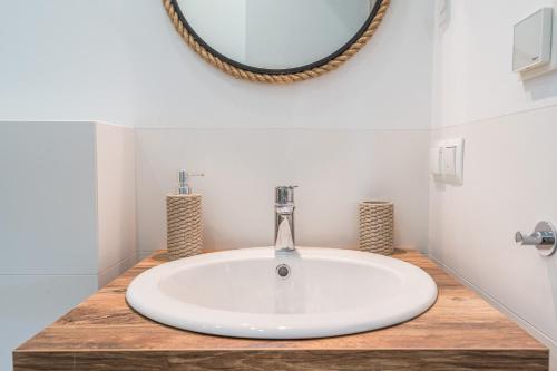 uma casa de banho com um lavatório branco e um espelho. em Mila Morska Kopalino em Kopalino