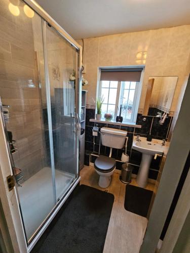 y baño con ducha, aseo y lavamanos. en Private room in Dublin, en Dublín