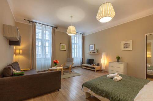 um quarto com uma cama e uma sala de estar em ORANGEHOMES One Bedroom Comfy Apartment em Budapeste