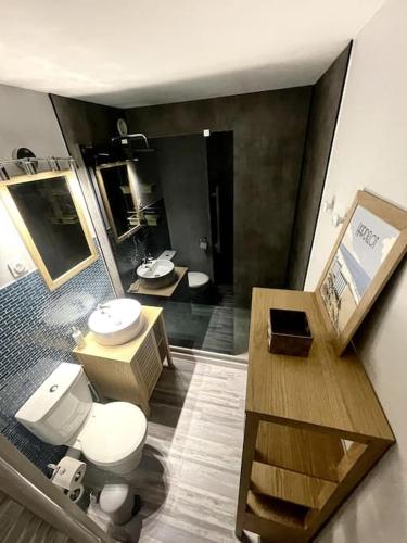 La salle de bains est pourvue de 2 toilettes et de 2 lavabos. dans l'établissement Studio à 50m à pieds de la plage, à Neufchâtel-Hardelot