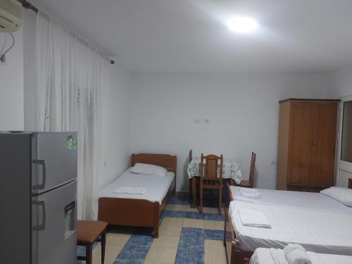 Pokój z 2 łóżkami i lodówką w obiekcie Vila Hyseni w Durrës