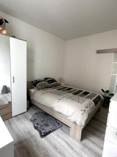 Cama o camas de una habitación en Un appartement Cosy et Lumineux