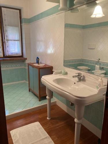 a bathroom with a sink and a mirror at Casa ivana in Borghetto di Vara