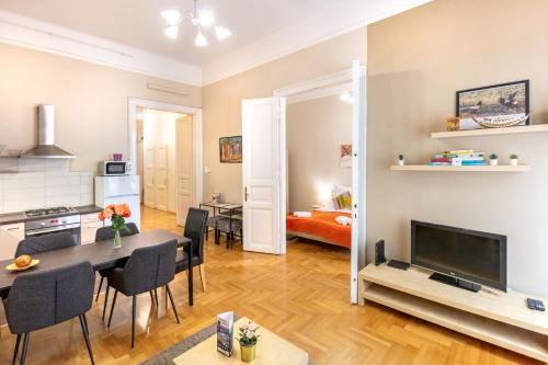 Kuchyň nebo kuchyňský kout v ubytování ORANGEHOMES Kalvin Sq 2 bedroom apartment
