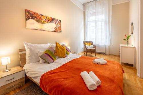 Postel nebo postele na pokoji v ubytování ORANGEHOMES Kalvin Sq 2 bedroom apartment
