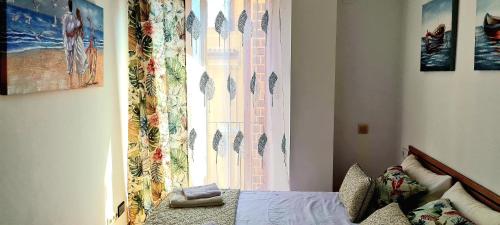 1 dormitorio con cama y ventana con cortina en Aparhotel Mediterráneo by NeoHotels-Centro 8 min by Metro en Valencia