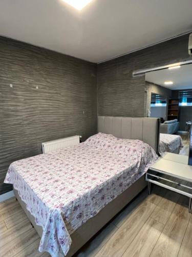 ein Schlafzimmer mit einem großen Bett in einem Zimmer in der Unterkunft Cityline 2 in Istanbul