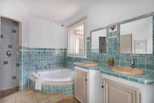 une salle de bain avec deux lavabos et une baignoire dans l'établissement Ma Maison à Valbonne - Villa Tainfony - 25min of MIPIM, à Valbonne