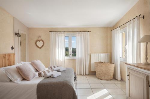 une chambre avec un lit avec des serviettes dessus dans l'établissement Ma Maison à Valbonne - Villa Tainfony - 25min of MIPIM, à Valbonne