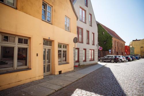 a street with cars parked on the side of a building at London Buck in Stralsund