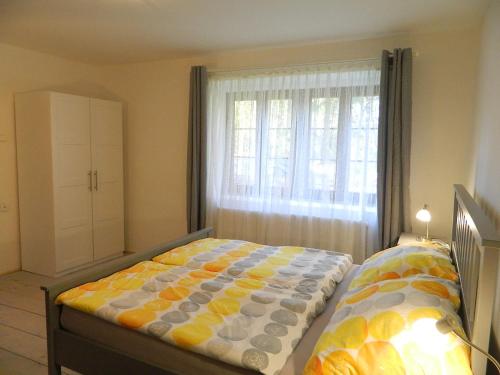a bedroom with a bed and a window at Chalupa u Lipna in Nová Pec