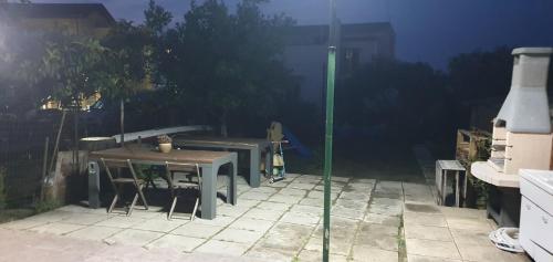 um pátio com uma mesa e cadeiras num quintal em Simpatico appartamento autonomo sul mare em Termoli