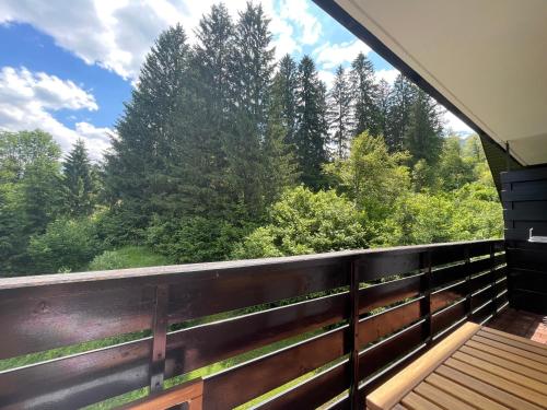 Elle comprend un balcon offrant une vue sur les bois. dans l'établissement Home near Bohinj lake, à Bohinj