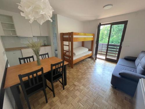 - un salon avec une table et un canapé bleu dans l'établissement Home near Bohinj lake, à Bohinj