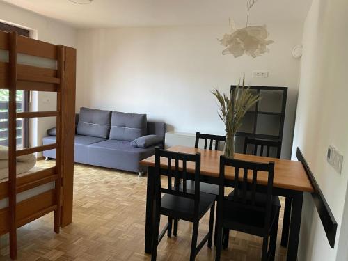 ein Wohnzimmer mit einem Tisch, Stühlen und einem Sofa in der Unterkunft Home near Bohinj lake in Bohinj