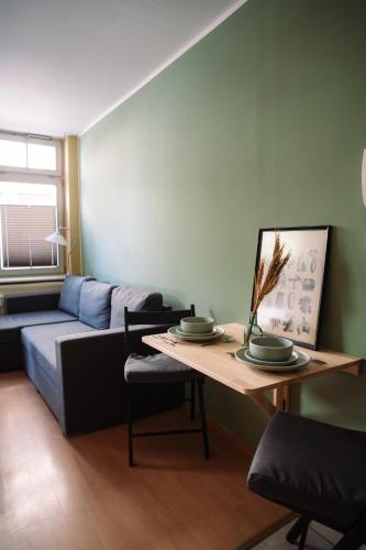 sala de estar con sofá y mesa en London Buck, en Stralsund