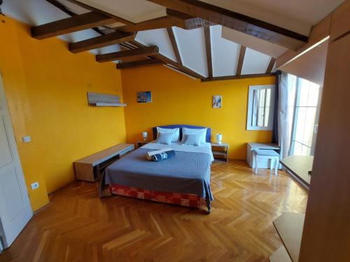 En eller flere senge i et værelse på Holiday Home Sunce Dalmacije