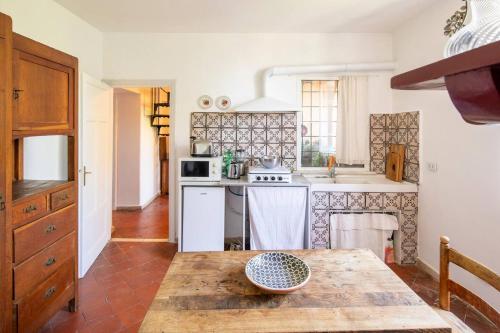 uma cozinha com uma mesa de madeira num quarto em Mirella & Patrick in Rome em Boccea