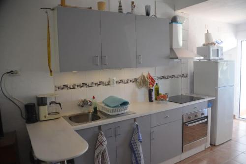 a kitchen with white cabinets and a sink at Casa Eckhoff 3A Polopos- Underbar utsikt in Polopos