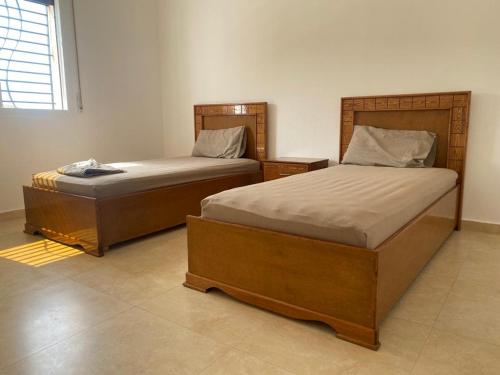 twee bedden naast elkaar in een kamer bij CABO CHICO 