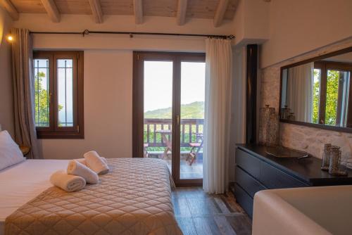 ein Schlafzimmer mit einem Bett und ein Badezimmer mit einem Balkon in der Unterkunft Zoes House in Makrirrákhi