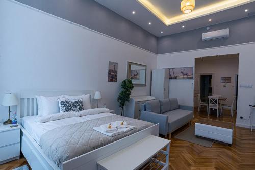 1 dormitorio con 1 cama grande y sala de estar en Joy Apartments on Kiraly street, en Budapest