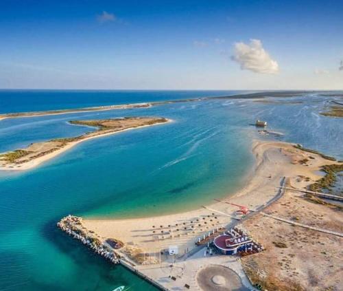 eine Luftansicht auf eine kleine Insel im Ozean in der Unterkunft Quinta da Avó in Moncarapacho