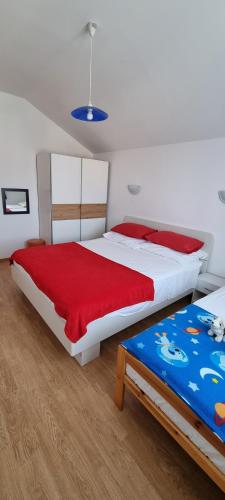 Postel nebo postele na pokoji v ubytování Apartmani Sanja