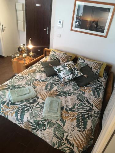 un lit avec deux oreillers dessus dans l'établissement Le palace cathédrale de Reims, à Reims