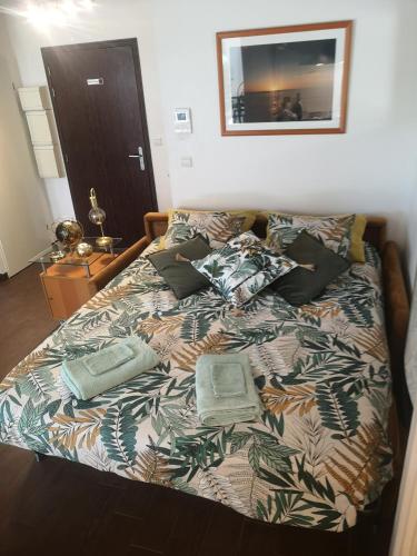 - un lit avec 2 oreillers et une couverture dans l'établissement Le palace cathédrale de Reims, à Reims