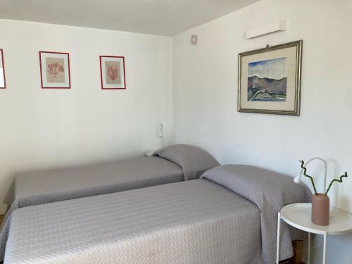 Duas camas individuais num quarto com uma mesa em Palazzo Moncada appartamento 2 em Palermo