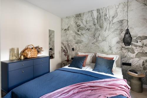 una camera con letto blu e murale di No 7 Terrace a Cracovia