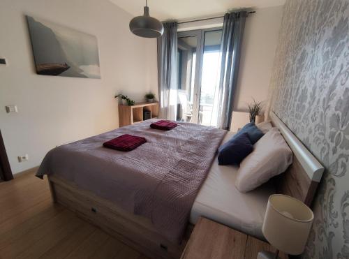 1 dormitorio con 1 cama con 2 almohadas en Cozy 2 rooms flat - Castle view, en Bratislava
