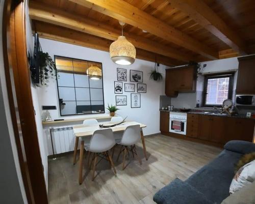 - une cuisine et une salle à manger avec une table et des chaises dans l'établissement mcastet, casita aranesa en el valle de aran, à Bossost