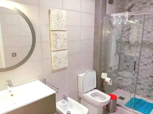 ein Bad mit einem WC, einem Waschbecken und einer Dusche in der Unterkunft Vacaciones en España in Isla Cristina