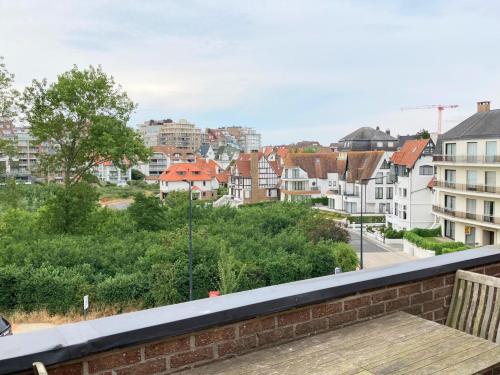 uma vista da cidade a partir da varanda de um edifício em Parc & Dunes em Knokke-Heist