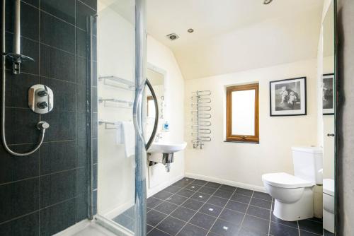 ห้องน้ำของ The West Barn near Bath, sleeps 24 and 2 hot tubs