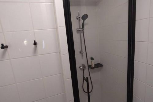 łazienka z prysznicem z głowicą prysznicową w obiekcie La Junior Suite w mieście Soorts-Hossegor