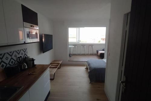 een kamer met een bed, een keuken en een woonkamer bij La Junior Suite in Soorts-Hossegor