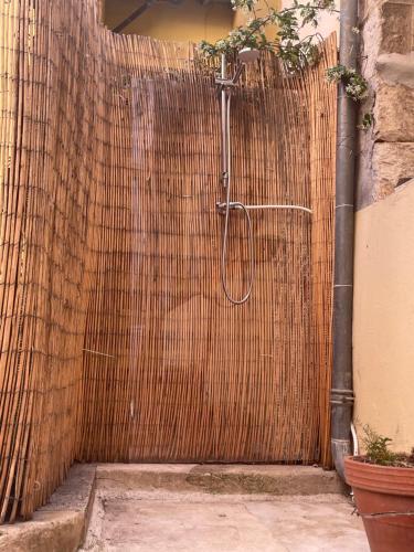 a bamboo fence with a shower in a bathroom at Appartement 30m2 cosy avec terrasse in Menton