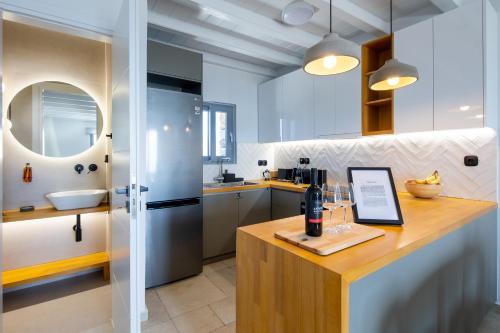 een keuken met een aanrecht met een wastafel en een koelkast bij KEA 360 VILLAS- Apollos Alcove in Pisses