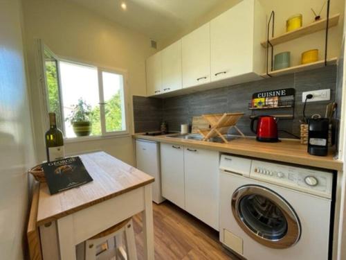 a kitchen with a washing machine and a washer at Superbe studio à Juan les pins in Juan-les-Pins