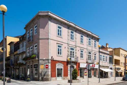 a building on the corner of a city street at Avenida Viana Boutique Suites in Viana do Castelo