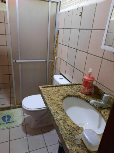 bagno con servizi igienici e lavandino di Casa Frio da Serrinha Gravatá a Gravatá