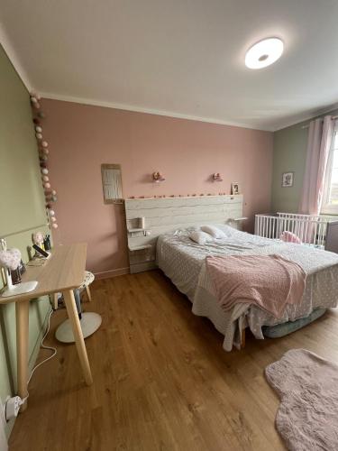 une petite chambre avec un lit et une table dans l'établissement Chambres dans villa avec piscine, à Roézé-sur-Sarthe