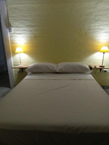 1 cama blanca grande con 2 lámparas en 2 mesas en Buena Vista 1 en Villa Seca