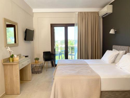 Habitación de hotel con cama y balcón en Casa Marina en Sivota