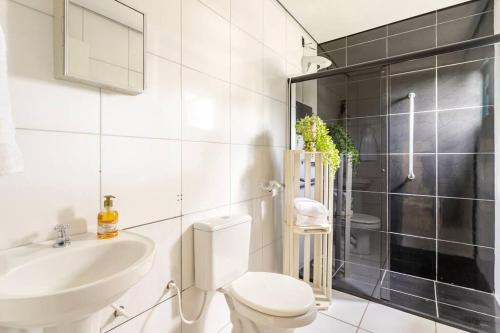 a bathroom with a toilet and a sink and a shower at CASA SERRA CATARINENSE in Rio Rufino