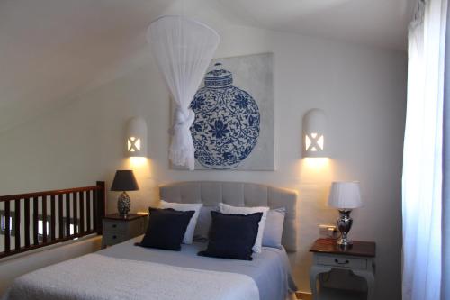 a bedroom with a bed and a blue and white vase at Apartamento Frida Faro Park in Playa Blanca