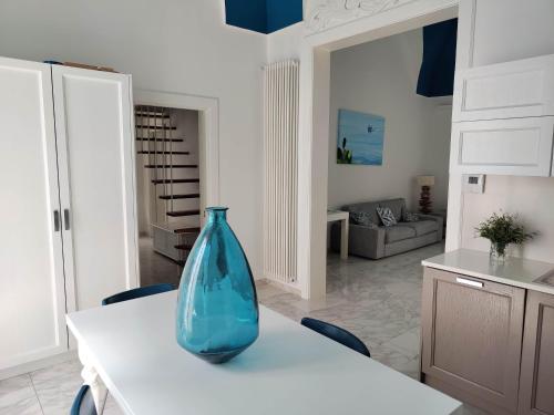 un jarrón azul sentado en una mesa blanca en una cocina en Suite in centro, en Galatina